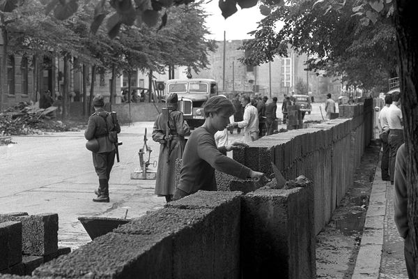 Строительство Берлинской стены в районе Потсдамской площади, август 1961 года