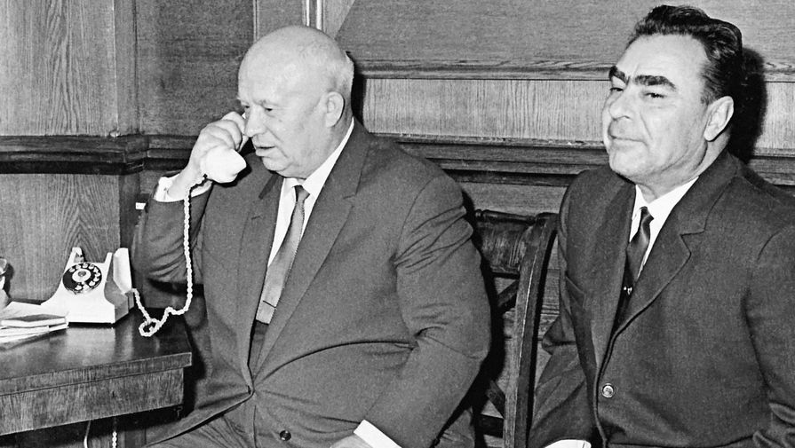 Глава Советского государства Никита Хрущев разговаривает по телефону с космонавтами Комаровым, Феоктистовым и Егоровым, находящимися на орбите на борту космического корабля "Восход".Справа - Леонид Брежнев. 12 октября 1964 года.
