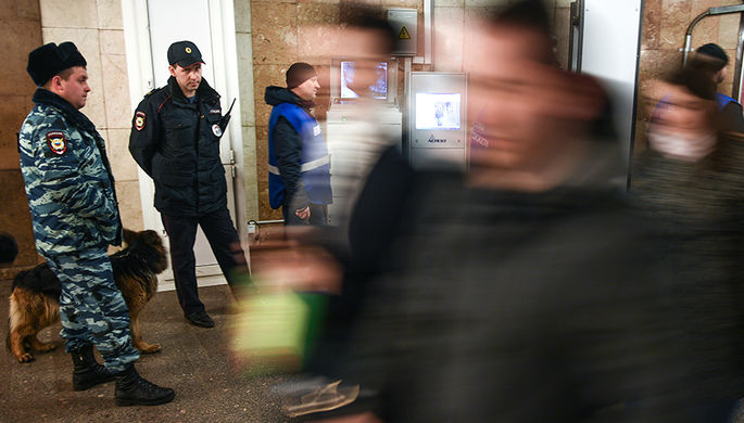 Мужчина выжил после падения на рельсы на станции метро «Смоленская»