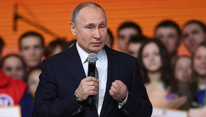 Президент России Владимир Путин на форуме студенческих клубов «Вместе вперед!» в Казани...