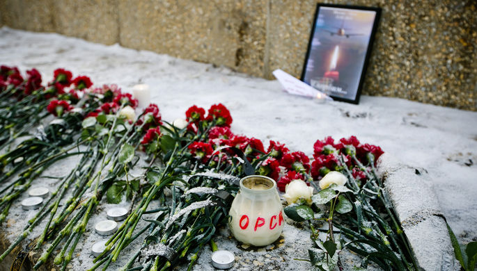 Цветы, в память о погибших в авиакатастрофе самолета «Саратовских авиалиний», у...