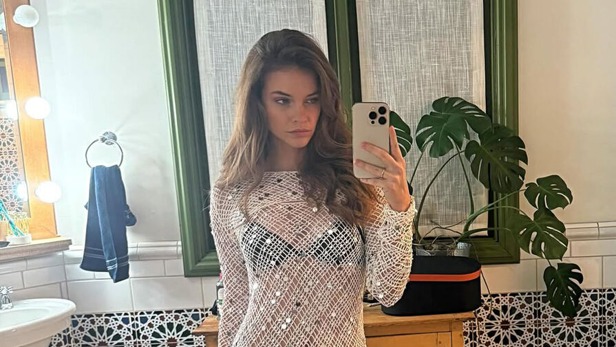 Модель Барбара Палвин снялась в полупрозрачном платье в стразах