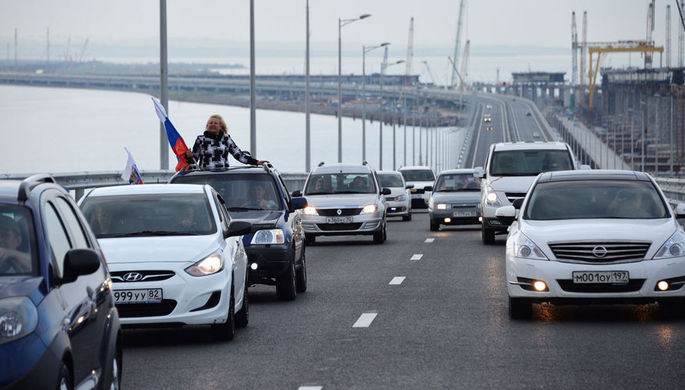 Автомобильное движение по автодорожной части Крымского моста