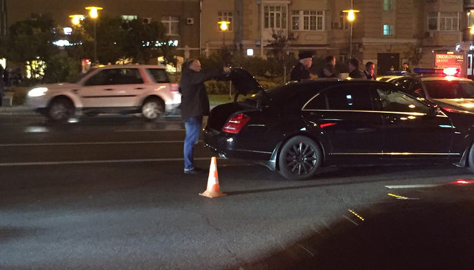Mercedes-Benz S-класса во время демонтажа номеров после аварии на Новом Арбате в Москве, 25 сентября...