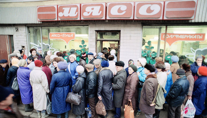 Очередь в магазин в Москве, декабрь 1990 года