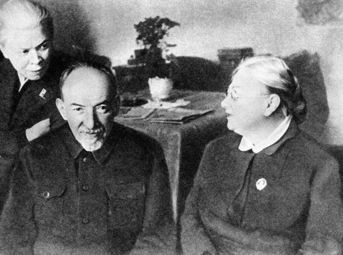 Мария Ульянова, Дмитрий Ульянов и Надежда Крупская (слева на право) в квартире в Кремле в 1936 году
