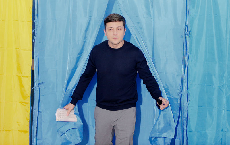Кандидат в Президенты Украины Владимир Зеленский на избирательном участке в Киеве, 31 марта 2019 года