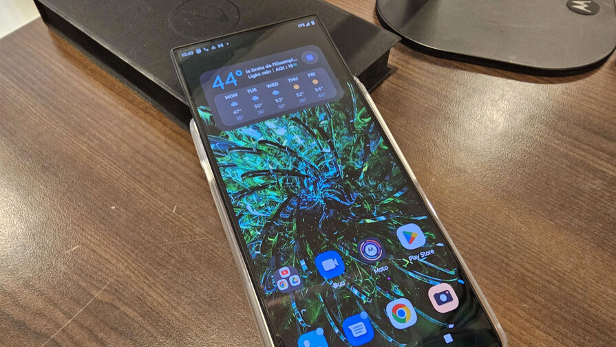 Motorola показала концептфон Rizr с выдвижным экраном
