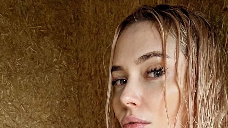 Актриса Наталья Рудова выложила фото в мокром мини-платье с декольте