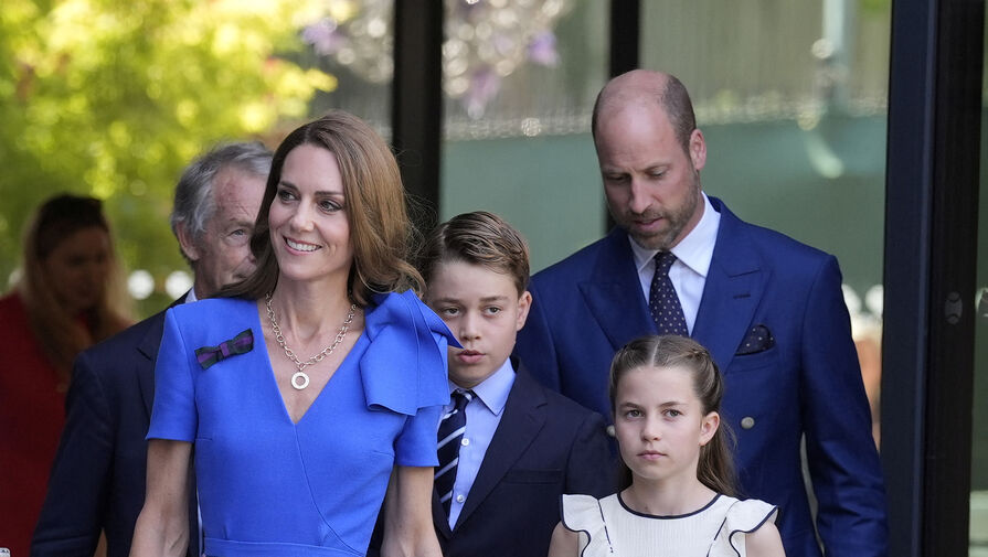 Принцессу Кейт Миддлтон и дочь Шарлотту засняли с бантами на праздничном обеде