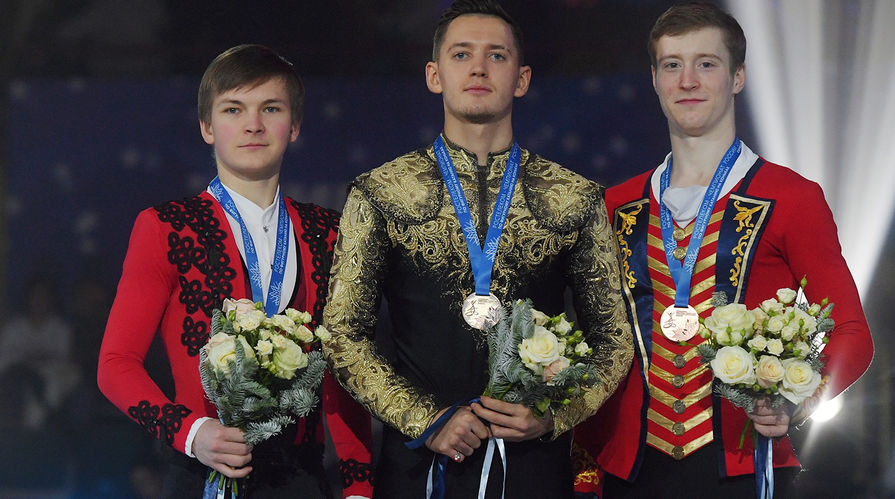Призеры соревнований в мужском одиночном катании на чемпионате России по фигурному катанию в Саранске во время церемонии награждения. Слева направо: Михаил Коляда - серебряная медаль, Максим Ковтун - золотая медаль, Александр Самарин - бронзовая медаль