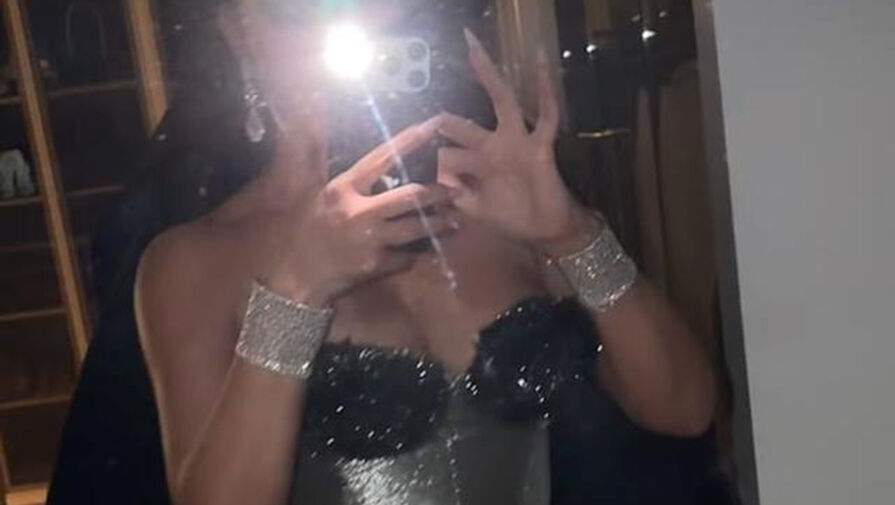 Бизнесвумен Ким Кардашьян позировала в платье 1996 года в Рождество