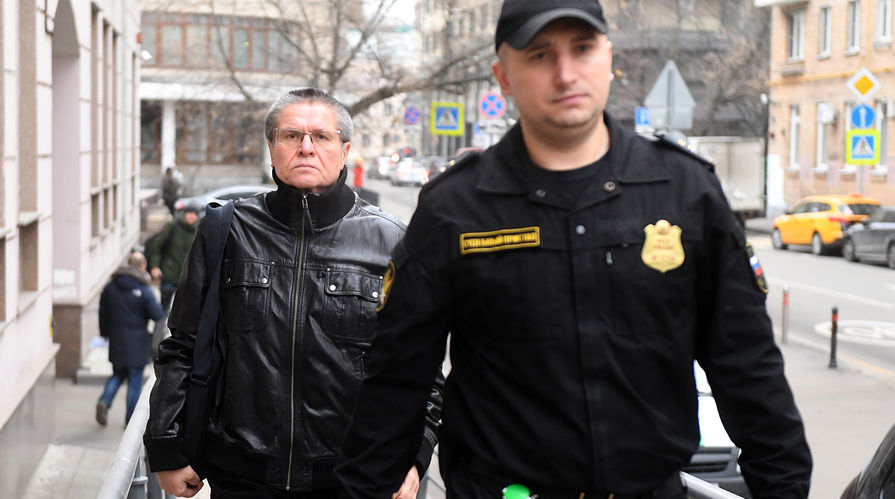 Бывший министр экономического развития России Алексей Улюкаев у здания Замоскворецкого суда Москвы перед началом судебного заседания, 27 ноября 2017 года