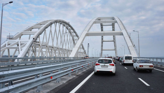 Автомобильное движение по автодорожной части Крымского моста