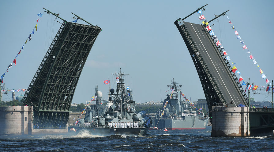 Корабли проходят под разведенным Дворцовым мостом на главном военно-морском параде в Санкт-Петербурге в честь Дня Военно-Морского Флота России. Справа: большой десантный корабль "Минск"