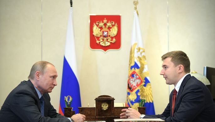 Российский гроссмейстер Сергей Карякин обсуждает с президентом Владимиром Путиным проблему развития...