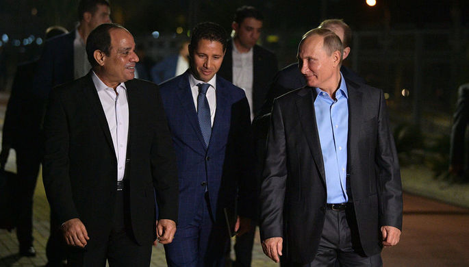 Президент Египта Абдель Фаттах ас-Сиси и президент России Владимир Путин во время прогулки на...