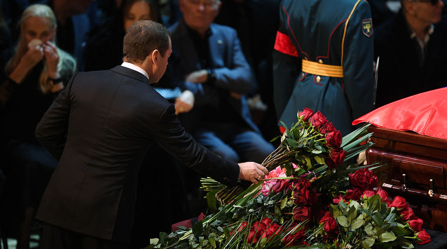 Председатель правительства России Дмитрий Медведев на церемонии прощания с Иосифом Кобзоном в Москве, 2 сентября 2018 года
