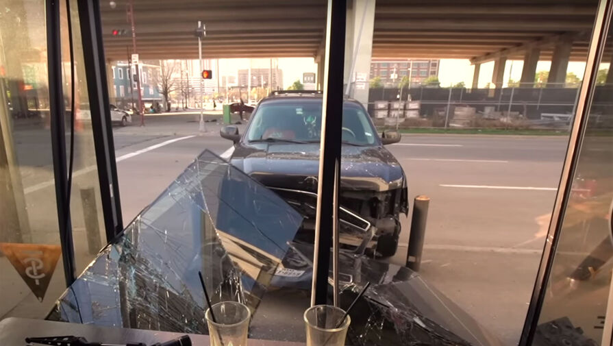 В окно за стримером врезалась машина во время прямой трансляции