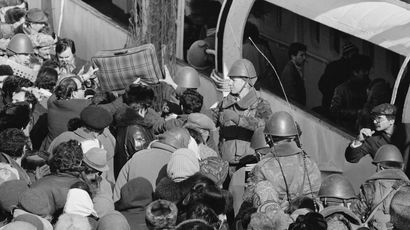 Армянские беженцы садятся на паром в бакинском порту, 1990 год