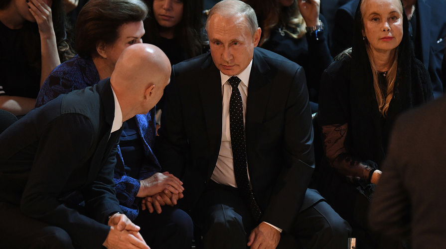 Президент России Владимир Путин на церемонии прощания с Иосифом Кобзоном в Москве, 2 сентября 2018 года