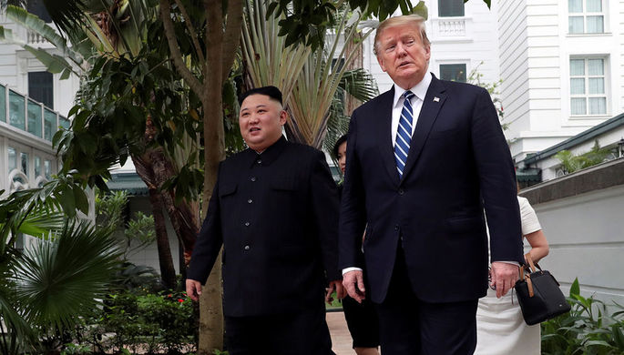 Высший руководитель КНДР Ким Чен Ын и президент США Дональд Трамп во время переговоров во...