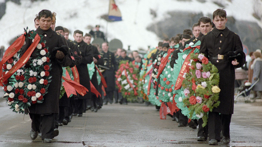 Траурная процессия во время похорон моряков подводной лодки "Комсомолец", 1989 год