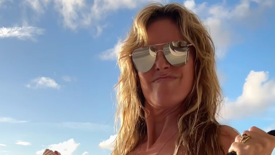 Супермодель Хайди Клум показала фигуру в бикини у бассейна