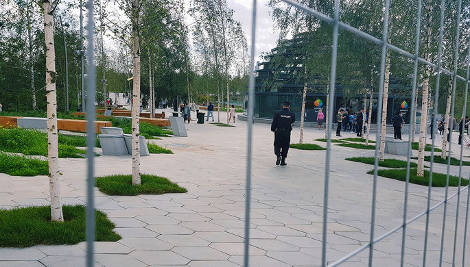 Сотрудники полиции в парке «Зарядье» в центре Москвы, 14 сентября 2017 года