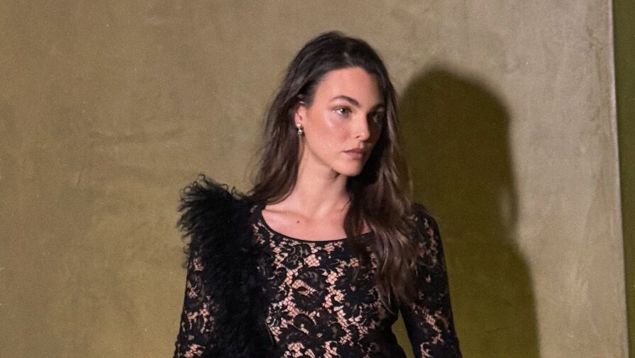 Модель Виттория Черетти показала фигуру в прозрачном мини-платье без бюстгальтера