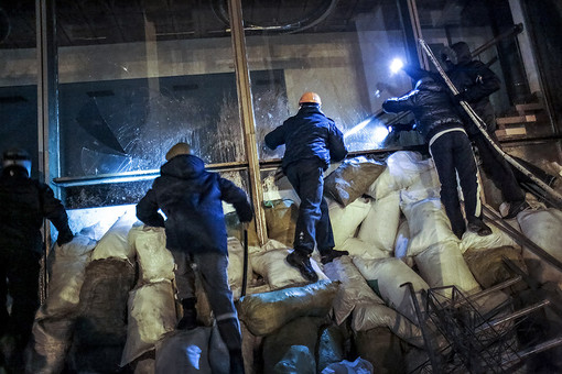 Газета.RU выясняла с экспертами, будут ли военные усмирять «евромайдан», что такое «титушки» с милицией и демонстранты с фанатами Газета.RU выясняла с экспертами, будут ли военные усмирять «евромайдан», что такое «титушки» с милицией и демонстранты с фанатами