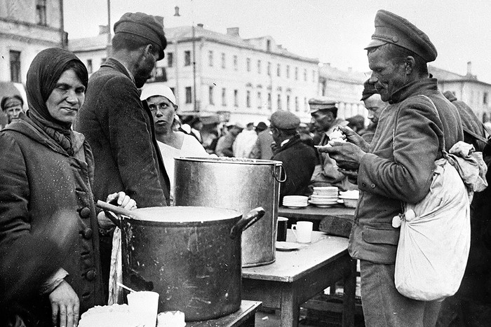Торговля пшенной кашей на Сухаревском рынке, 1919 год