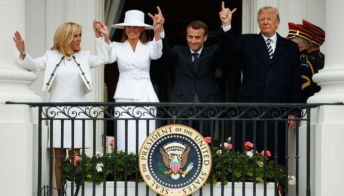 Первые леди Франции и США Брижит Макрон и Меланья Трамп, и их супруги Эммануэль Макрон и Дональд...