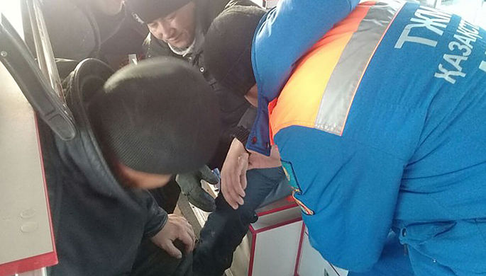 Медики на месте возгорания в автобусе в Актюбинской области Казахстана, 18 января 2018 года