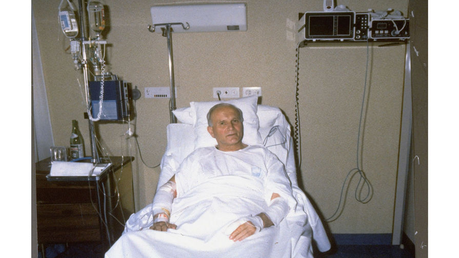 Папа римский Иоанн Павел II в госпитале, 19 мая 1981 года