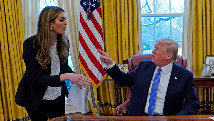 Хоуп Хикс и Дональд Трамп в Овальном кабинете Белого дома, январь 2018 года