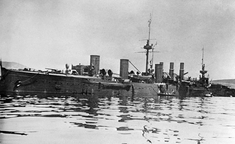 Крейсер "Новик", затопленный 7 августа 1904 года экипажем, не желающим сдаваться в плен японцам