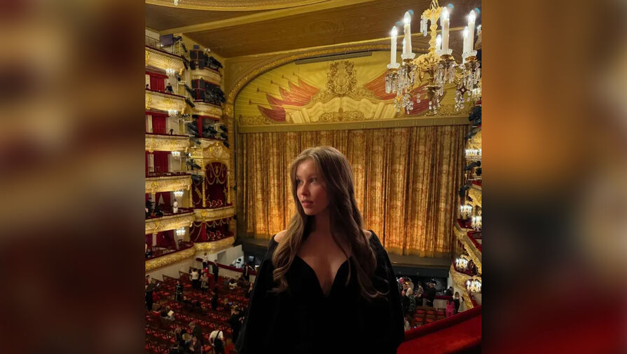 Дочь актрисы Пересильд Анна в платье с декольте пришла на балет в театр