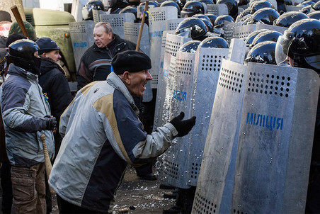 В Киеве возобновились столкновения милиции и протестующих 11