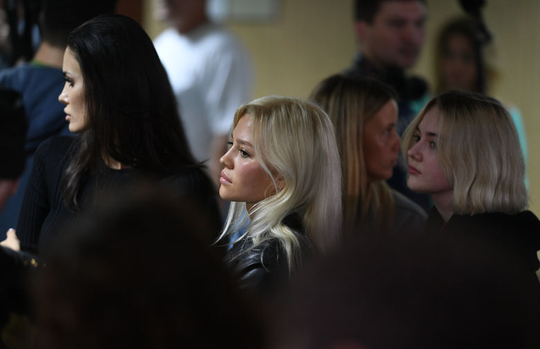 Алана Мамаева и Дарья Валитова на оглашении приговора их супругам -- Павлу Мамаеву и Александру Кокорину