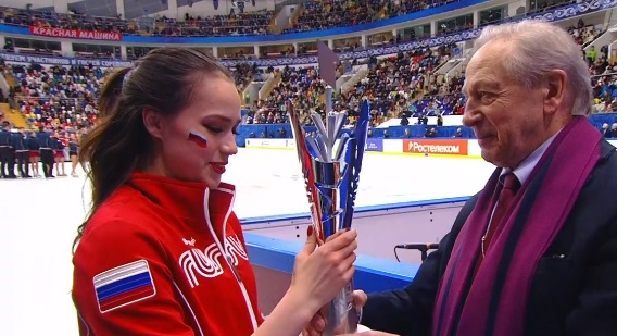 Алина Загитова получает Кубок Первого канала из рук президента Федерации фигурного катания России...