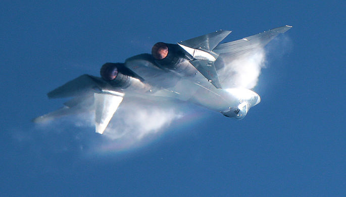 Российский истребитель пятого поколения Су-57 во время воздушного парада на авиационном фестивале...