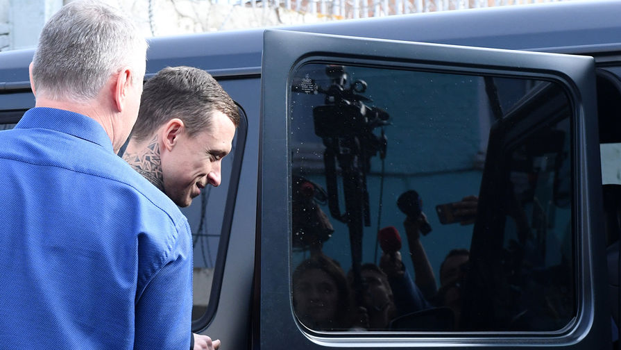 Футболист Павел Мамаев у КПП исправительной колонии №4 города Алексеевка Белгородской области после освобождения, 17 сентября 2019 года