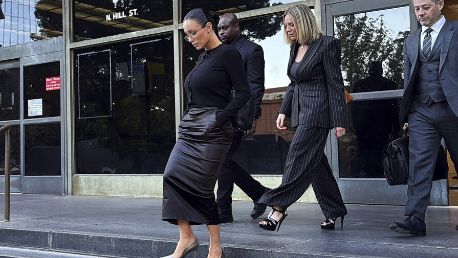 Модель Бьянка Цензори в облегающей юбке и кардигане пришла в суд