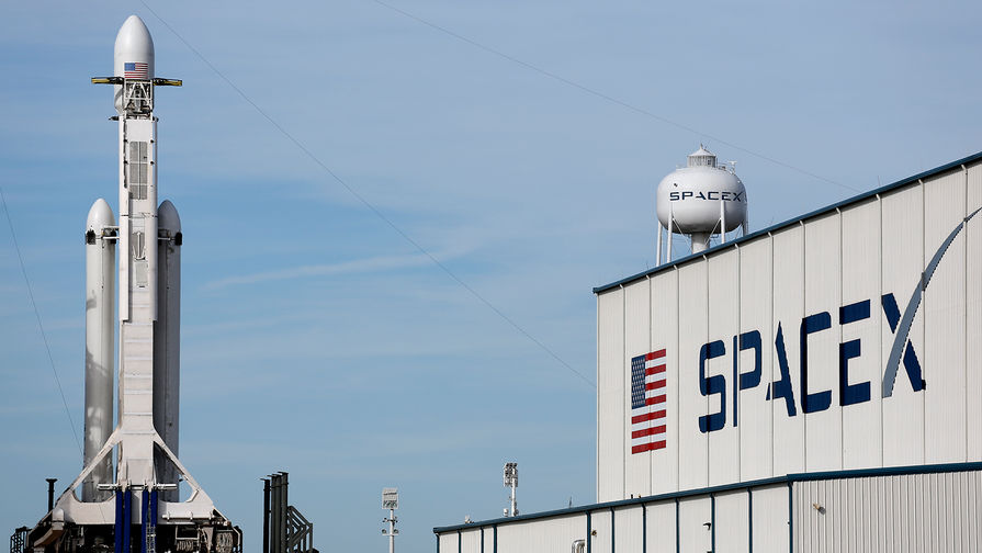  Ракета-носитель Falcon Heavy компании Илона Маска SpaceX перед запуском с мыса Канаверал во Флориде... 