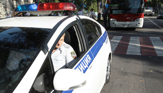Полицейский автомобиль на одной из улиц в Донецке, 19 сентября 2017 года