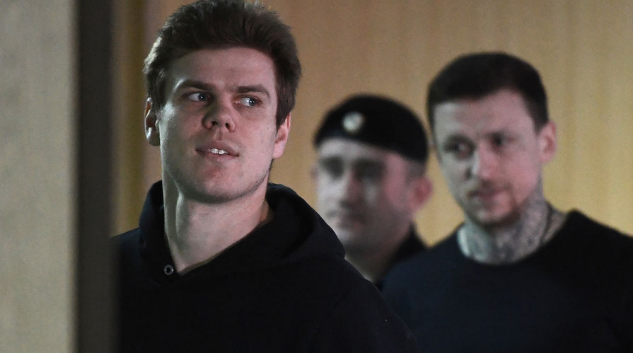 Футболисты Александр Кокорин и Павел Мамаев перед началом заседания Пресненского районного суда Москвы, 3 апреля 2019 года