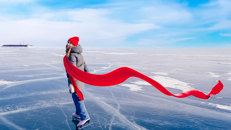 Стилист Александр Рогов заявил, что цветной шарф привлечет внимание зимой