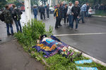 Укрытое тело погибшего милиционера рядом с УВД
