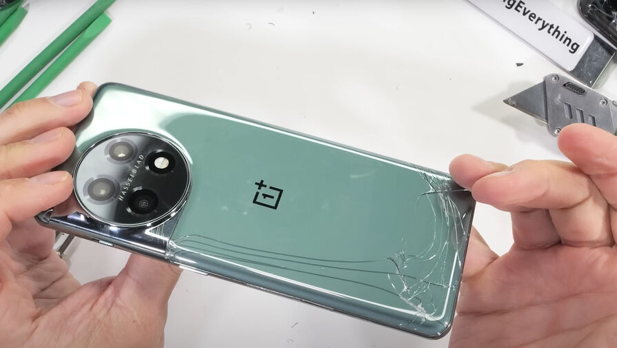 Флагман OnePlus 11 прошел знаменитую проверку на прочность от JerryRigEverything